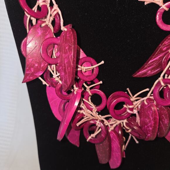 Fuchsia Pink Leaves Statement Necklace Carved Wood Or Plastic Hawaiian 20" BOHO - Picture 2 of 9